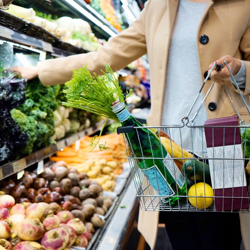 Verse boodschappen in een winkelmand